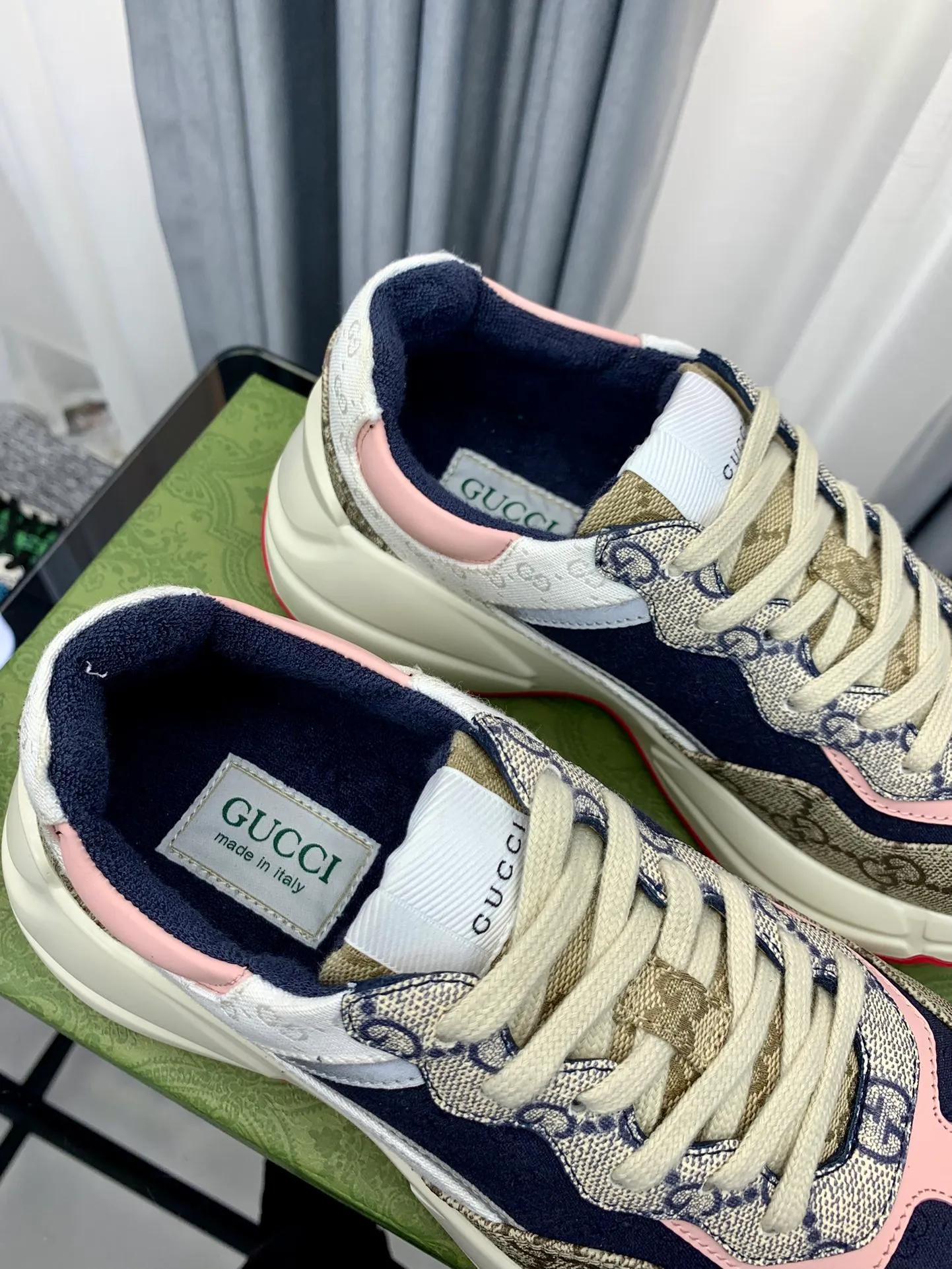 👟👟Ex-factory price 480👟👟 Gucci dad shoes for couples, distressed leather horn-shaped retro jogging shoes. The Balenciaga grandpa trend has subsided, ushering in GUCCI dad shoes, the trend leader in the fashion industry. The original shoes are molded and the original last is made by the Italian handmade foundry! [Gucci original dad shoes] Original surface: imported calfskin! Lining: Grade A hybrid lambskin! Outsole: The highest restoration sole. TPU material plus wear-resistant foam (anti-wear cushioning) ivory leather has been processed with an old-fashioned effect. The sole is 5cm high! The comfort level is excellent, killing all high-end versions on the market! Original logo outsole! 👣Size: Women’s size 35-40. Men's size 38-45. Women's heel with 🈚️logo! Men's heel with 🈶️logo!